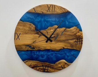 Reloj de pared de madera de olivo con resina epoxi / Decoración rústica hecha a mano para el hogar