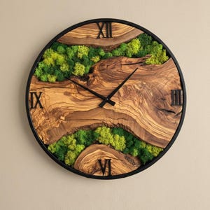 Reloj de pared de madera de olivo y musgo hecho a mano, decoración rústica y natural para el hogar.