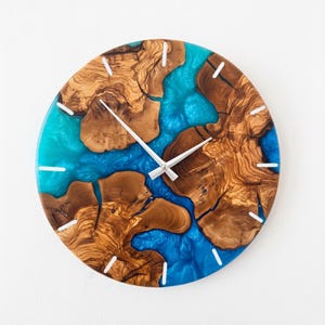 Handgefertigte Wanduhr aus Olivenholz aus Epoxidharz: Modernes Rustikales Dekor