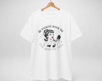 Rolig pinup-t-shirt med grafisk design | Retro t-shirt med humor från 1900-talet | Ha tålamod, jag är från 1900-talet