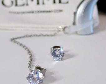 Paar Ohrringe mit Halteketten für Hörgeräte. Schmuck für Cochlea-Implantate und Hörgeräte zum Schutz vor Verlust.