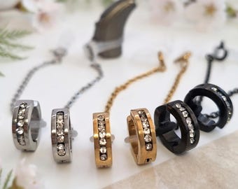 Boucles d'oreilles sans piercing avec chaînette de rétention (pour appareils auditifs). Bijoux pour implants cochléaires et appareils auditifs afin d'éviter les pertes.