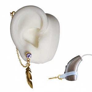 Set di orecchini AVIA con catenella di fissaggio per apparecchi acustici. Per impianti cocleari e apparecchi acustici anti-smarrimento.