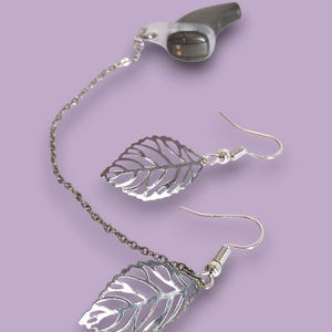Set di orecchini con catenella di ritenzione per apparecchi acustici. Gioielli per impianti cocleari e BTE (dispositivi auricolari retroauricolari) per prevenirne la perdita.