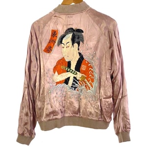 SCRIPT 花旅楽団 Small Embroidered Sukajan Jacket: Ukiyo-e Samurai, Pink Rayon, Japanese Art - Men&#39;s S 2s
