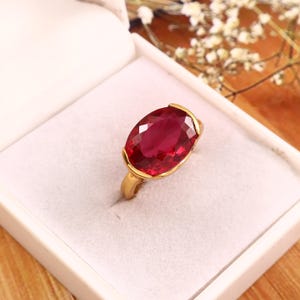 以下が含まれることがあります： 手書き風の「Welcome to our home」の文字が入った素朴な木製サイン。使い古したような仕上がりで、玄関やポーチにぴったりのシンプルで魅力的なデザインです。