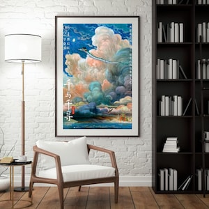 Op de afbeelding: Een ingelijste poster met een levendige illustratie van een draak die door een bewolkte lucht vliegt. Het kunstwerk heeft een dromerige kwaliteit met pastelkleuren en Japanse tekst. De poster wordt gepresenteerd in een moderne woonkamer.
