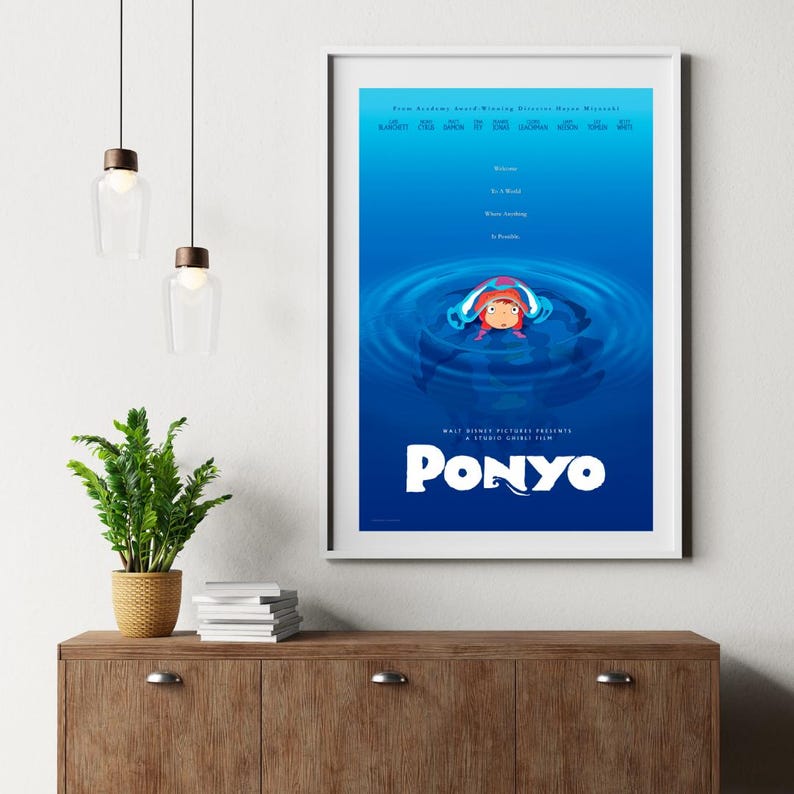 Puede incluir: Un p&oacute;ster enmarcado de la pel&iacute;cula de animaci&oacute;n "Ponyo". El p&oacute;ster presenta un fondo azul con una imagen central de un personaje en el agua. El t&iacute;tulo de la pel&iacute;cula est&aacute; en blanco, con texto adicional en la parte superior.