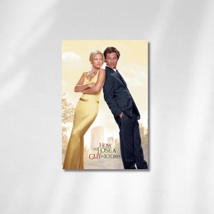 Puede incluir: Cartel de la película "Cómo perder a un hombre en 10 días". El cartel presenta a una mujer con un vestido amarillo y a un hombre con un traje azul marino, espalda con espalda. El título está en texto blanco y dorado sobre un fondo amarillo.