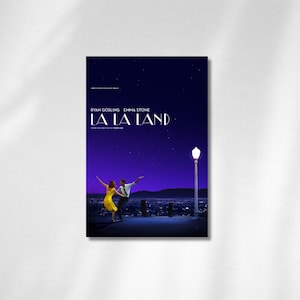 Könnte beinhalten: Ein Filmplakat für "La La Land" mit Ryan Gosling und Emma Stone beim Tanzen. Das Plakat hat einen dunkelblauen Hintergrund mit einer Stadtlandschaft und einem Sternenhimmel. Eine Straßenlaterne leuchtet auf der rechten Seite.