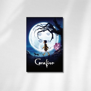 Puede incluir: Un cartel de la película "Coraline" muestra a un joven caminando hacia una gran luna, con un gato negro. El título "Coraline" está escrito en una fuente estilizada. También se ven un árbol y un objeto rosa.