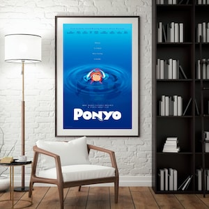 Puede incluir: Un p&oacute;ster enmarcado de la pel&iacute;cula de animaci&oacute;n "Ponyo" cuelga de una pared de ladrillos blancos. El p&oacute;ster presenta un fondo degradado azul con una imagen central de un personaje en el agua. El t&iacute;tulo "Ponyo" se muestra en blanco en la parte inferior.
