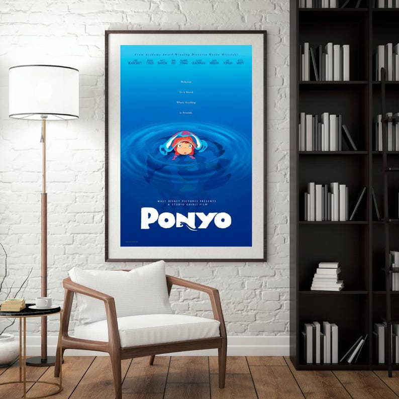 Puede incluir: Un p&oacute;ster enmarcado de la pel&iacute;cula de animaci&oacute;n "Ponyo" cuelga de una pared de ladrillos blancos. El p&oacute;ster presenta un fondo degradado azul con una imagen central de un personaje en el agua. El t&iacute;tulo "Ponyo" se muestra en blanco en la parte inferior.