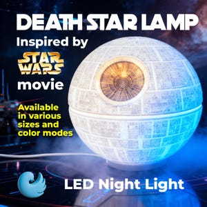 Könnte beinhalten: Eine weiße Death Star LED-Nachtlampe, inspiriert vom Star Wars-Film. Die Lampe hat ein detailliertes Oberflächendesign und ein leuchtendes Zentrum. Der Text auf dem Bild lautet "DEATH STAR LAMP", "Inspired by STAR WARS movie" und "Available in various sizes and color modes."
