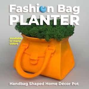 Puede incluir: Una maceta naranja con forma de bolso llena de musgo verde. La maceta tiene un asa y un cierre de hebilla. El texto de la imagen dice "Fashion Bag PLANTER" y "Handbag Shaped Home Décor Pot."