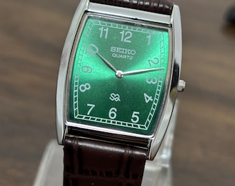 Reloj de pulsera vintage Seiko Slim de cuarzo para vestir • Esfera verde esmeralda • Correa de cuero