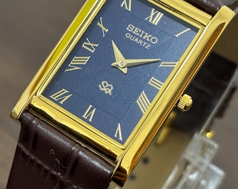 Złoty zegarek Seiko w stylu vintage • Niebieska, teksturowana tarcza • Smukła, prostokątna koperta • Skórzany pasek