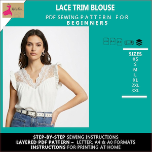 以下が含まれることがあります： 白いレーストリムのブラウス、Vネックとフリル袖付き。画像には「LACE TRIM BLOUSE PDF SEWING PATTERN FOR BEGINNERS」というテキストと、XSから3XLまでのサイズオプションが表示されています。ブラウスはブルージーンズと白いベルトと組み合わせています。