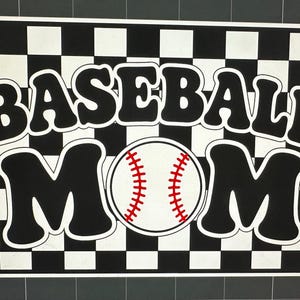 Puede incluir: Un letrero en blanco y negro con las palabras "BASEBALL MOM" en letras grandes y en negrita. La palabra "MOM" está en una fuente negra sólida, y la palabra "BASEBALL" está en una fuente blanca con un contorno negro. Una pelota de béisbol con costuras rojas está en el centro.
