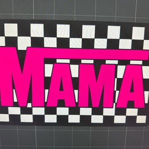 Könnte beinhalten: Ein rechteckiges Schild mit einem schwarz-weißen Schachbrettmuster-Hintergrund. Das Wort "MAMA" ist in leuchtend pinkfarbenen, fetten Buchstaben quer über die Mitte geschrieben. Über dem Wort befindet sich eine pinkfarbene horizontale Linie. Das Schild hat einen schwarzen Rand.