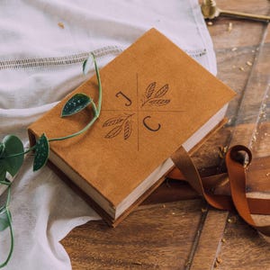 Luxuriöse, personalisierte Fotobox aus Wildleder und Eiche für 5x7-Fotos – Individuell gravierte Erinnerungsbox – Vegane Wildleder-Hochzeitserinnerungsbox – Aufbewahrung aus Samt
