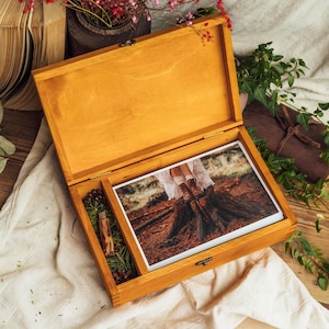 Minneslåda i trä, 6x9 cm, med USB-minne | Massiv furu, familjeklenod för utskrifter, 15x23 cm | Livstidsminnesalbum