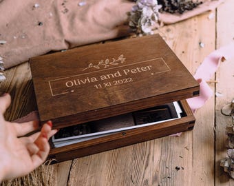 Scatola fotografica rustica in legno personalizzata - Ricordo artigianale per stampe da 15x23 cm