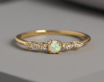 Anillo de ópalo en oro de 14 k, joyería minimalista apilable, ópalo blanco y diamante de circonita cúbica, regalo delicado para dama de honor.