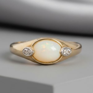 Bague d'anniversaire en or 14 carats avec opale, empilage de bijoux personnalisés en pierres précieuses, bague de naissance d'octobre pour elle