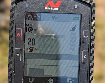 Cubierta de la unidad de control Minelab Manticore de fibra de carbono y caucho: estuche protector bicolor con bandas de soporte opcionales, diseño elegante y resistente.