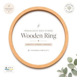 Könnte beinhalten: Ein kreisförmiger Holzring aus hochwertigem baltischem Birkensperrholz mit einer Stärke von 8 mm. Der mittige Text lautet Premium Baltic Birch Plywood Wooden Ring, Smooth, Strong, Natural und Made in Ukraine.