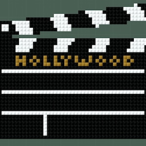 Peut inclure: Image pixélisée d'un clap de cinéma. Le clap est noir avec des rayures blanches et le mot "HOLLYWOOD" en lettres dorées. La partie supérieure du clap est à carreaux noirs et blancs.