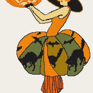 Puede incluir: Una ilustración de Halloween de estilo vintage de una mujer con un vestido naranja y un sombrero de bruja negro, sosteniendo una calabaza tallada. El vestido presenta una falda con forma de calabaza con siluetas de gatos negros y murciélagos. La obra de arte tiene una estética retro y pixelada.