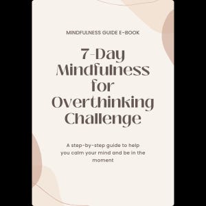 Op de afbeelding: Een e-book cover met een beige achtergrond en zachte, abstracte vormen. De titel luidt "7-Day Mindfulness for Overthinking Challenge" in een groot, elegant lettertype. De tekst belooft een stapsgewijze handleiding om de geest te kalmeren.