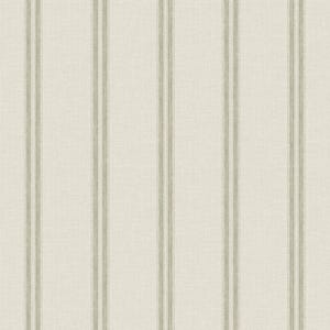 Può includere: Un tessuto tessile caratterizzato da un motivo ripetitivo di strisce verticali in un colore verde salvia tenue su uno sfondo bianco sporco a tinta unita. Il design è composto da linee sottili e parallele che creano una trama lineare.