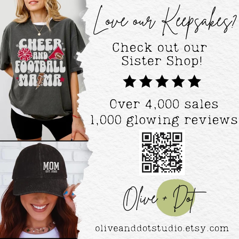 K&ouml;nnte beinhalten: Dunkelgraues T-Shirt mit "CHEER AND FOOTBALL MAMA" Grafik. Eine schwarze Kappe mit "MOM EST. 2025" ist ebenfalls abgebildet. Das Bild enth&auml;lt Text: "Love our Keepsakes?" und "Check out our Sister Shop!"