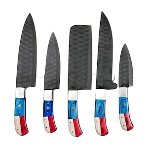 Puede incluir: Un juego de cinco cuchillos de cocina con hojas de color gris oscuro y mangos con una combinación de colores rojo, blanco y azul. Las hojas tienen una superficie texturizada y los mangos tienen detalles plateados.
