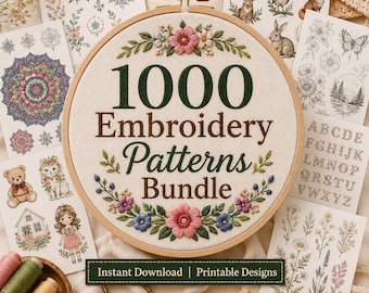 Könnte beinhalten: Ein Stickrahmen mit Stoff, der den Text 1000 Embroidery Patterns Bundle trägt, umgeben von Blumenstickereien und verschiedenen bedruckten Musterbögen mit Tieren, Blumen, Mandalas und einem Alphabet, dazu Garnrollen und eine Schere.