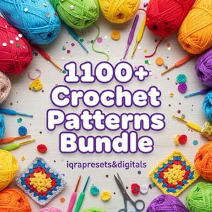 Könnte beinhalten: Eine farbenfrohe Anordnung von Wollknäueln, Häkelnadeln und Häkelquadraten um den Text "1100+ Crochet Patterns Bundle". Die Wolle ist in verschiedenen Farben wie Blau, Grün, Gelb, Rot und Lila gehalten. Schere und Maßband sind ebenfalls zu sehen.