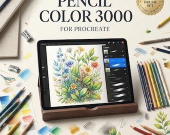 Könnte beinhalten: Ein digitales Tablet auf einem Holzständer zeigt eine Blumenillustration in Procreate, umgeben von Buntstiften, Anspitzern und Skizzenbüchern. Der Text lautet PENCIL COLOR 3000 FOR PROCREATE und enthält ein goldenes Siegel für Pinselsets.