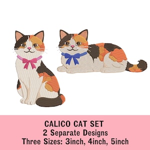 Peut inclure: Deux motifs brodés de chats calico. Un chat est assis avec un nœud rose, l'autre est allongé avec un nœud bleu. Les chats ont des marques noires, orange et blanches. Le texte en bas dit "CALICO CAT SET 2 Separate Designs Three Sizes: 7.6cm, 10.2cm, 12.7cm."