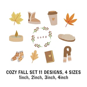 Può includere: Una collezione di ricami a tema autunnale, tra cui foglie, stivali, una tazza di caffè, una candela, calzini, un libro, una sciarpa e una ghirlanda accogliente. È presente anche il testo "COZY FALL SET 11 DESIGNS, 4 SIZES 1inch, 2inch, 3inch, 4inch".