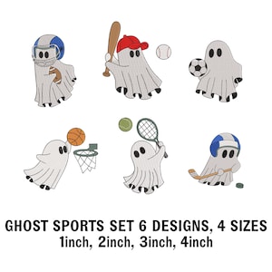 Op de afbeelding: Geborduurde set met zes spookontwerpen die verschillende sporten beoefenen: American football, honkbal, voetbal, basketbal, tennis en hockey. Elke geest wordt afgebeeld met sportuitrusting. De tekst "GHOST SPORTS SET 6 DESIGNS, 4 SIZES 1inch, 2inch, 3inch, 4inch" staat onderaan.