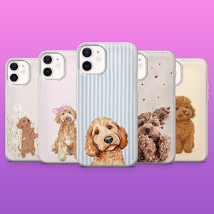 Può includere: Una collezione di custodie per telefoni con adorabili illustrazioni di cani. I design includono un cane in piedi in un campo di margherite, un cane con un fiocco rosa, un cane con strisce blu, un cane con un motivo a cuore e un cane marrone.