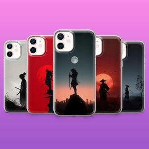Könnte beinhalten: Fünf Handyhüllen mit Samurai-Silhouetten vor Sonnenuntergangs- und Mondlicht-Hintergründen. Die Hüllen zeigen Farbtöne wie Rot, Schwarz und Grau mit transparenten Schutzrändern. Jede Hülle zeigt eine andere Szene eines Samurai-Kriegers.