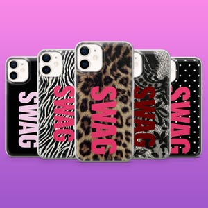 Puede incluir: Una colección de fundas para teléfono con varios diseños: una funda negra, un estampado de cebra, un estampado de leopardo, un patrón de encaje y una funda con estrellas blancas. Cada funda presenta la palabra "SWAG" en rosa.
