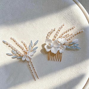 Conjunto de tocados florales de arcilla blanca para novias, peineta de boda de perlas de cristal azul empolvado, accesorios para el cabello de novia, peineta de boda con diamantes de imitación de ópalo