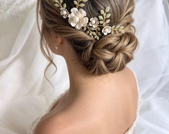 Pettine per capelli da sposa con motivo floreale da giardino primaverile/estivo, fermaglio per capelli in metallo smaltato con fiore bianco e foglia verde salvia, fermaglio per capelli da sposa con perle, cristalli e oro.
