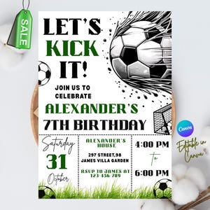 Op de afbeelding: Een voetbal-thema verjaardagsuitnodiging met de tekst "LET'S KICK IT!" en "ALEXANDER'S 7TH BIRTHDAY". Het ontwerp bevat een voetbal, een doel en gras. De datum is 31 oktober. De uitnodiging is bewerkbaar in Canva.