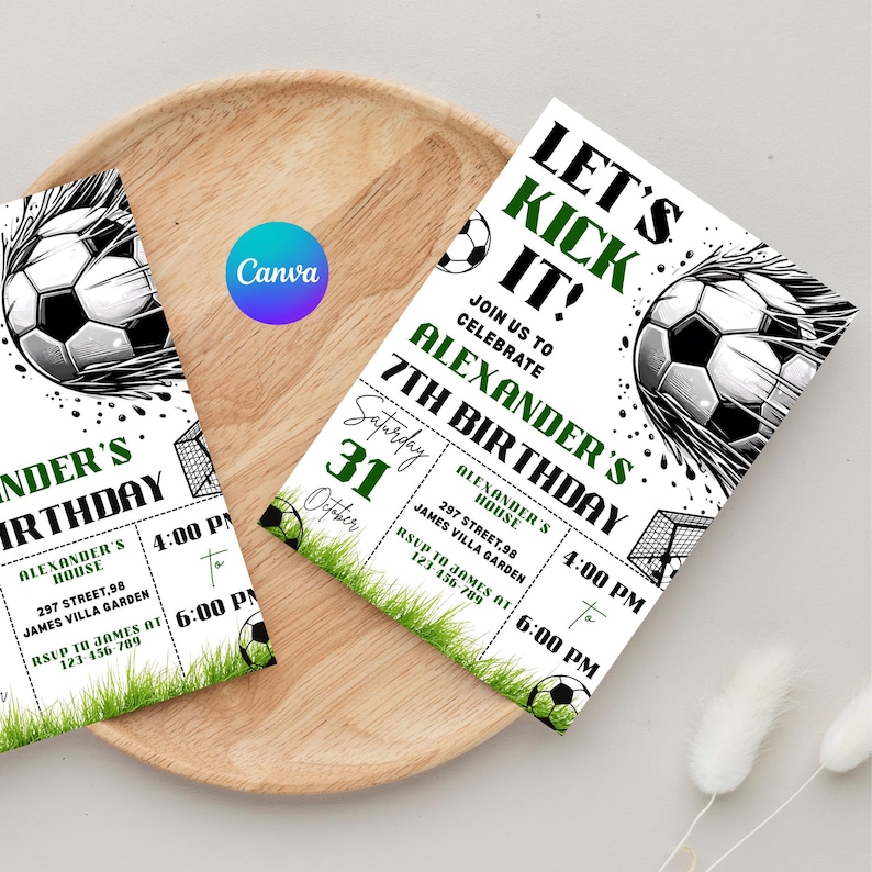 Op de afbeelding: Twee verjaardagsuitnodigingen met een voetbalthema, met een witte achtergrond en groene accenten. De uitnodigingen bevatten een voetbalafbeelding, de tekst "Let's Kick It!" en details voor Alexander's 7e verjaardag.